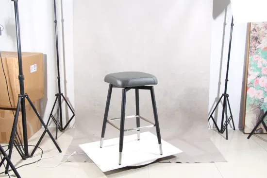Вращающийся серый барный стул с основанием с черным покрытием